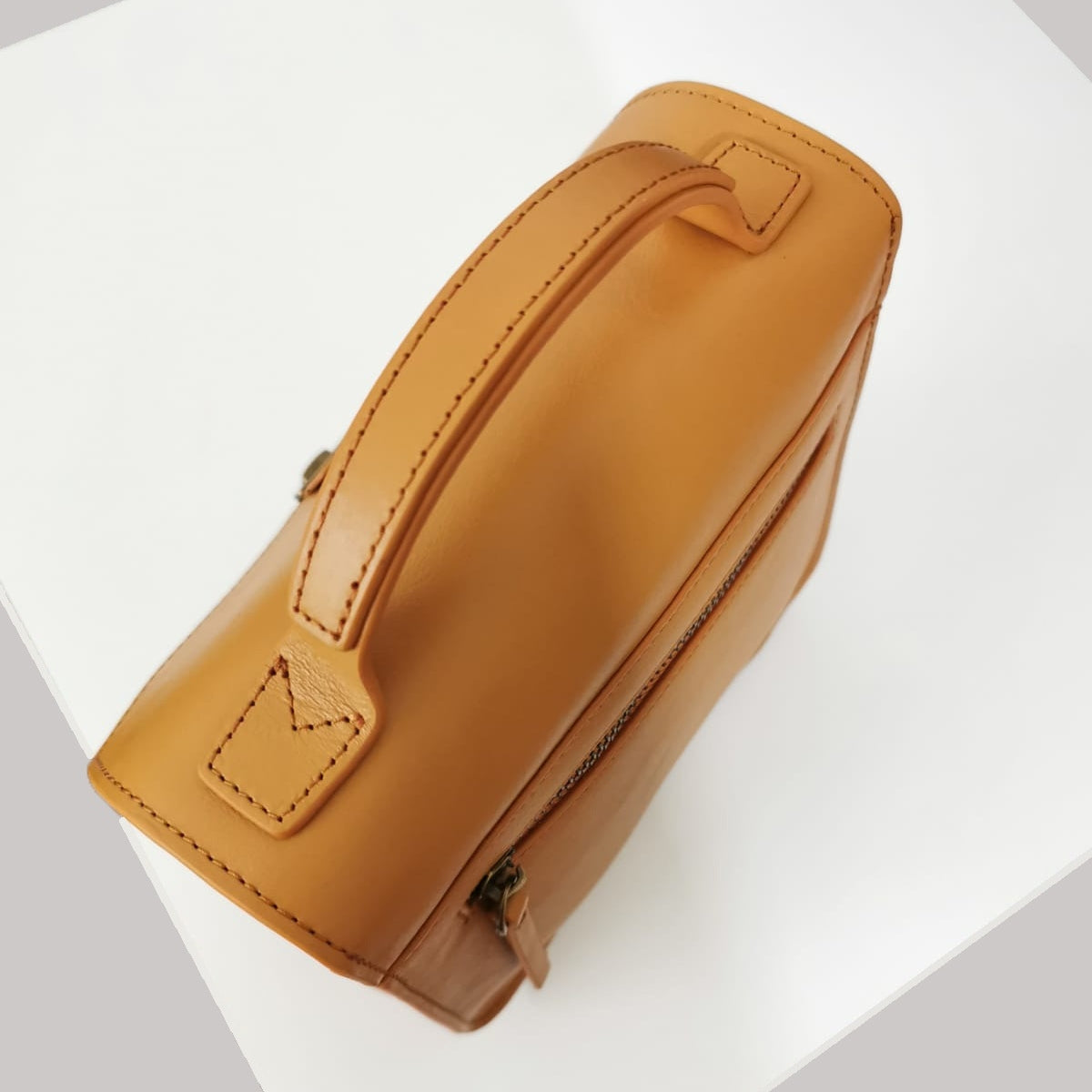 Leather crossbody bag in tan colour